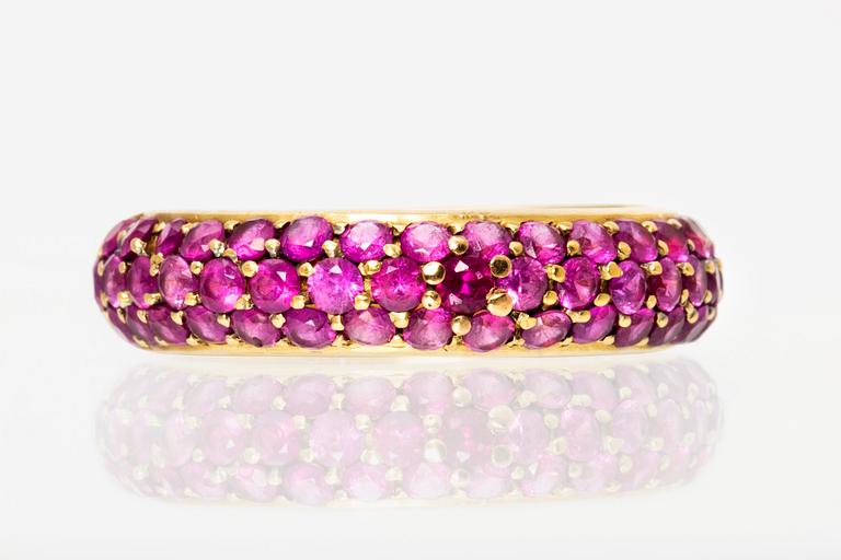 Ring 18K gold with rubies.