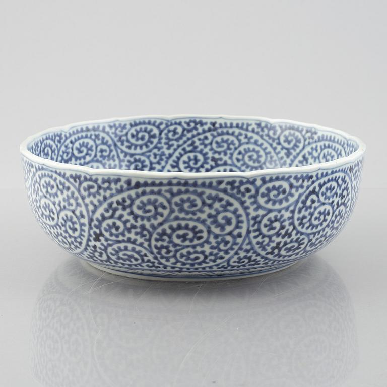 Skålar, två stycken, samt fat, porslin. Japan, Meiji (1898-1912).