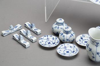 SERVISDELAR, ca 103 delar, "Musselmalet", Royal Copenhagen, porslin, 18/1900-tal.