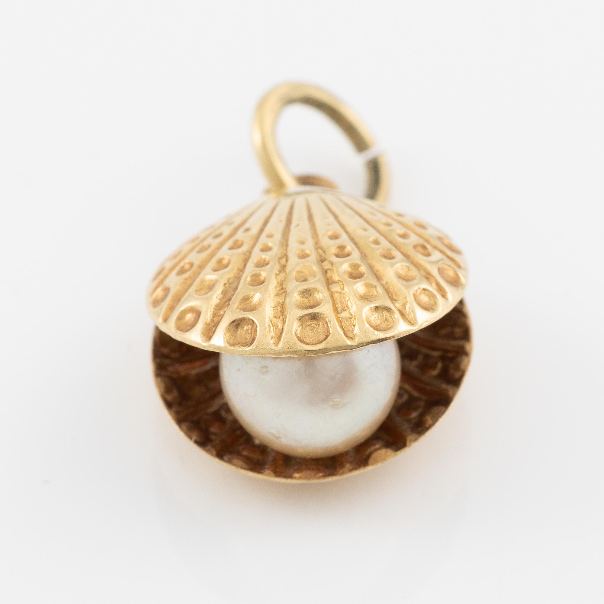 Pendant, in the shape of a shell, 14K gold with a pearl.