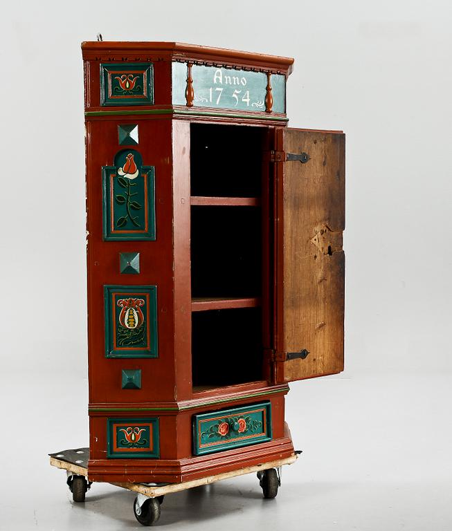 HÖRNHÄNGSKÅP, allmoge, 1700/1800-tal.