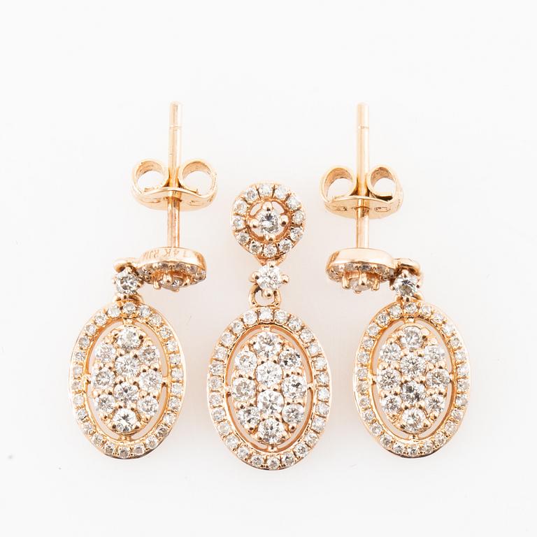 Örhängen ett par samt hänge av 14K roséguld med runda briljantslipade diamanter.