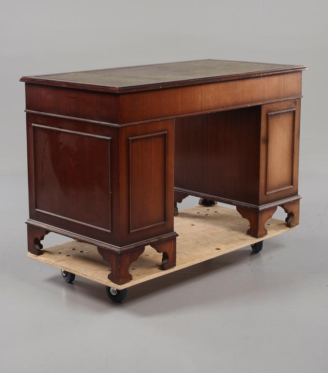 SKRIVBORD, engelsk stil, 1900-talets andra hälft.