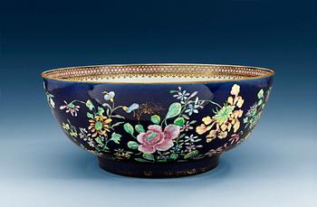 1423. A large famille rose punch bowl, Qing dynasty, Qianlong (1736-95).