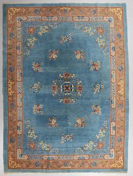 A carpet, a semi-antique China, ca 329,5-332 x 241,5 cm (as well as 1-1,5 cm flat weave at the ends).