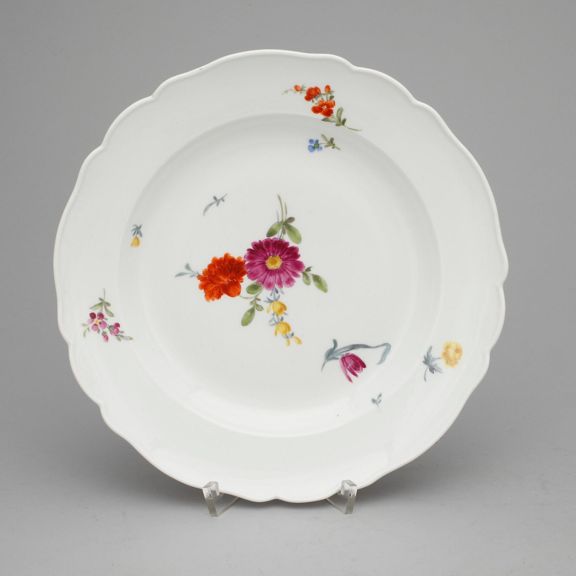 TALLRIKAR, 3 st porslin, Meissen, Marcolin respektive punkt period (1763-1814).