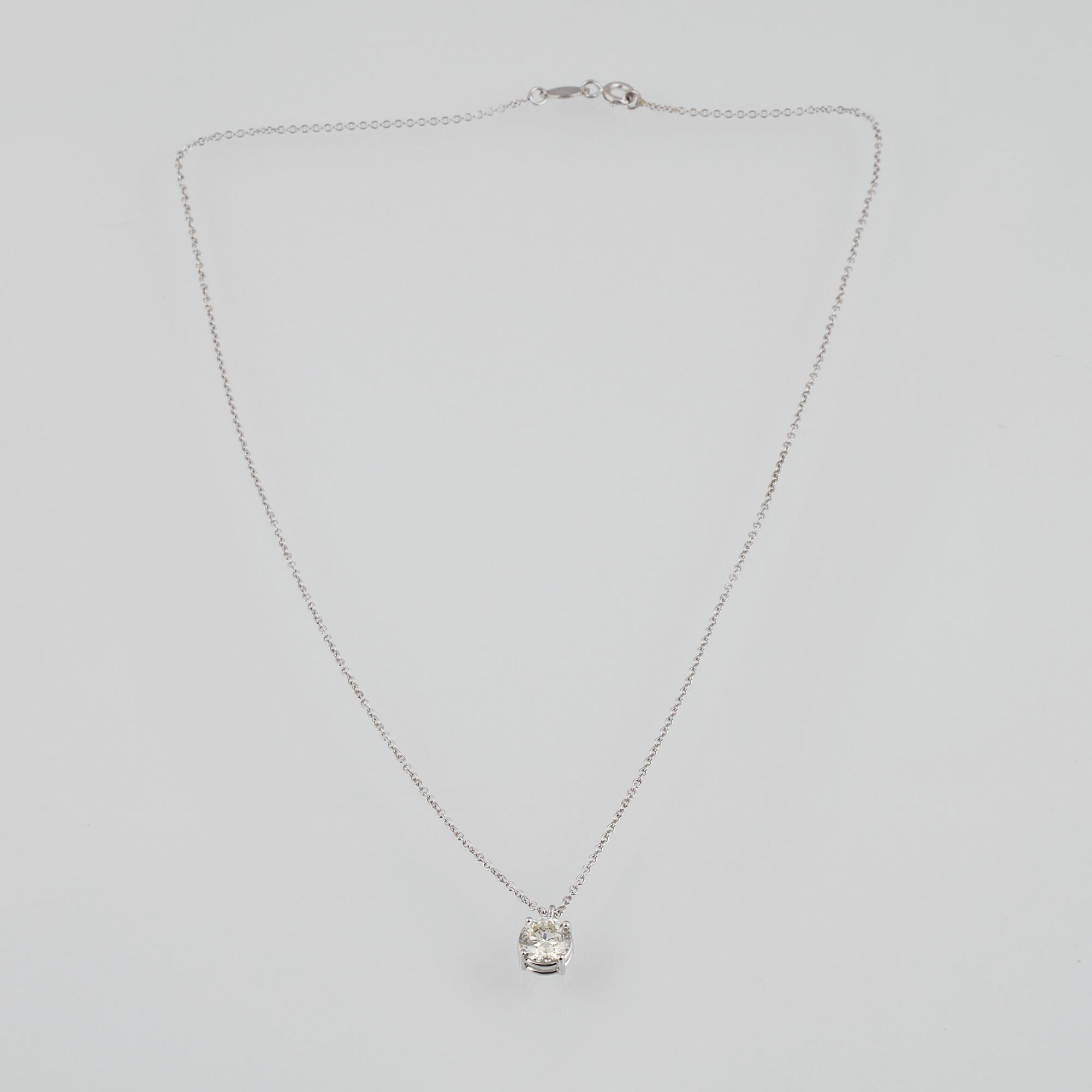 HÄNGE MED KEDJA, 18K vitguld med briljantslipad diamant 1.30 ct. Vikt 2,7 gram.