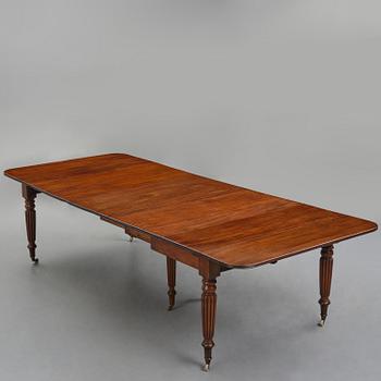 A Regency mahogany dining table, first part 19th century.