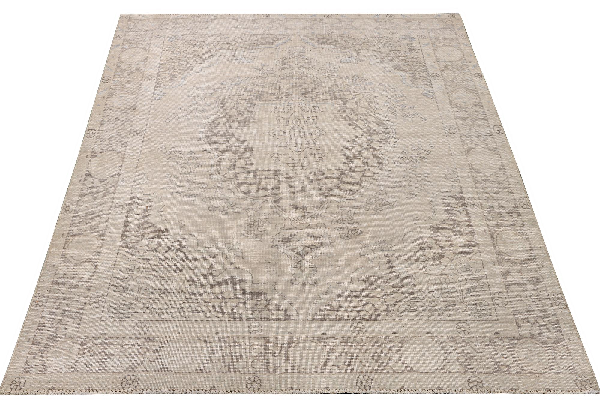 An Ushak capet, c. 279 x 188 cm.