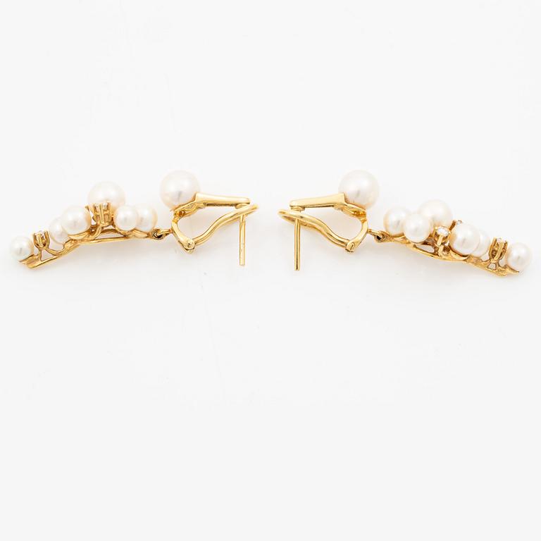 Örhängen, ett par 18K guld med odlade pärlor och briljantslipade diamanter.