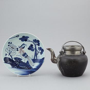 A Chinese pewter teapot with cover and a porcelain dish, 19th and 20th century.