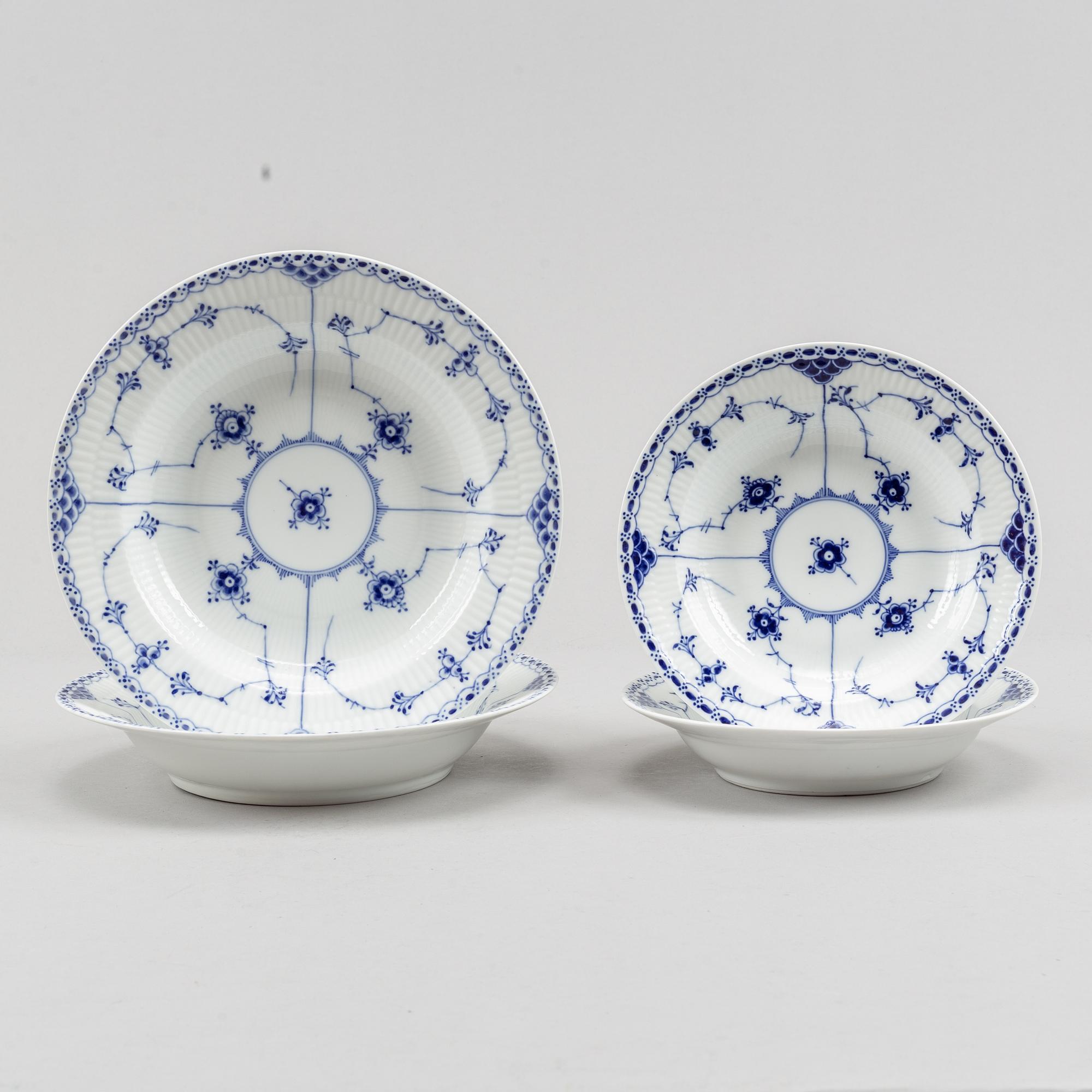 Royal Copenhagen, mat- samt kaffeservis, 85 delar, porslin. "Musselmalet", Danmark, 1900-tal.