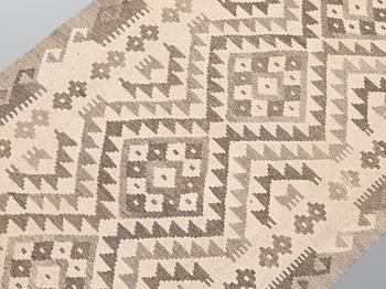 A Kilim runner, approx. 391 x 80 cm.