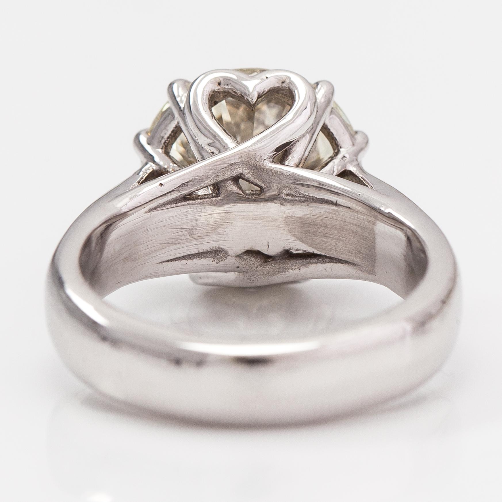 Ring, 18K vitguld och briljantslipad diamant ca 5.11 ct.