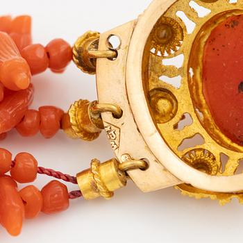 Armband av korall lås 18K guld med korallcamé.