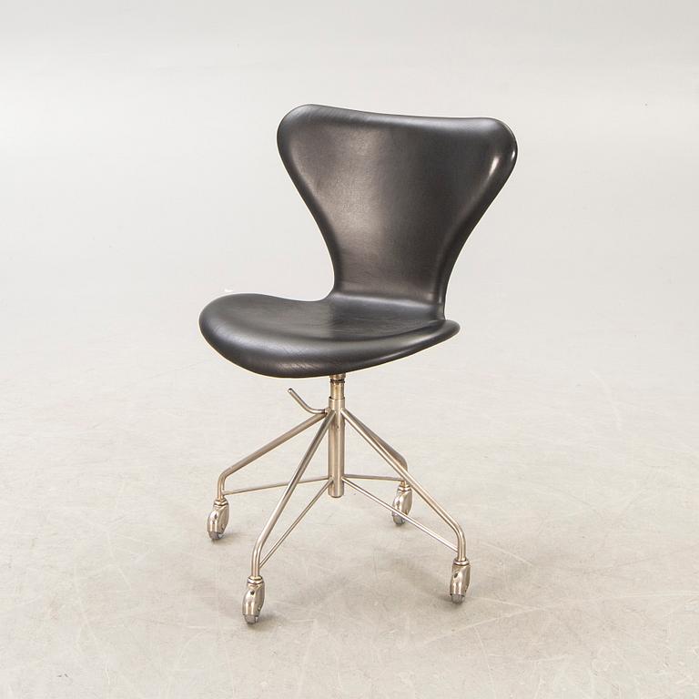 Arne Jacobsen, skrivbordsstol, 'Sjuan', Fritz Hansen, Danmark, 1900-talets andra hälft.