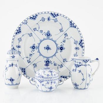 Servisdelar, 4 delar, porslin, "Musselmalet", hel- och halvblonde, Royal Copenhagen, Danmark.