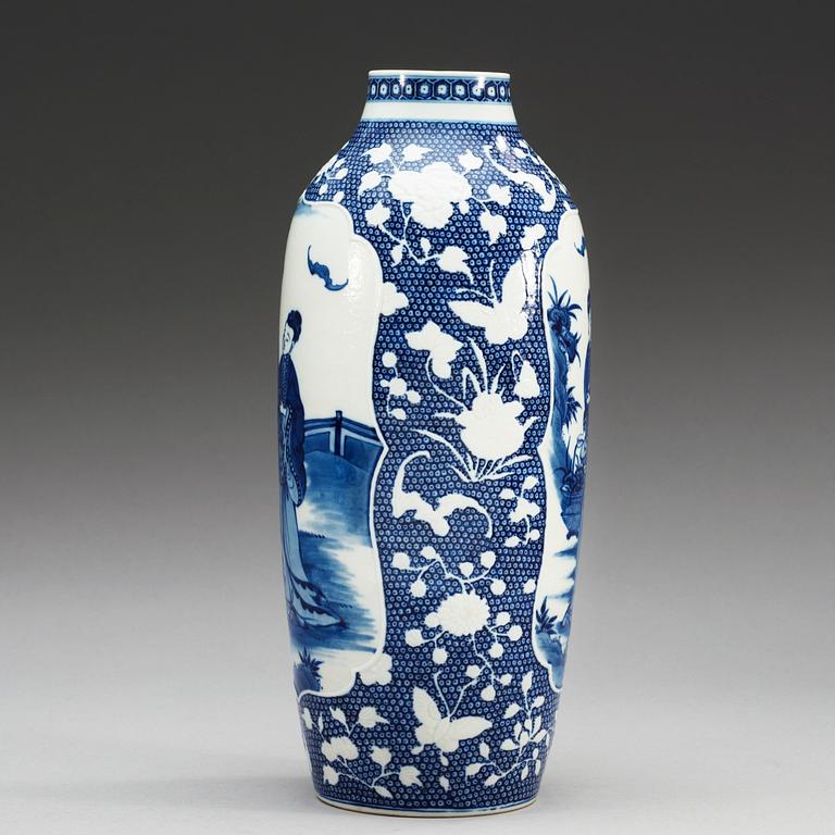 A blue and white vase, Qing dynasty.