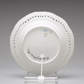 A set of 12 Royal Copenhagen 'Flora Danica' dessert dishes, Denmark, 20th Century.