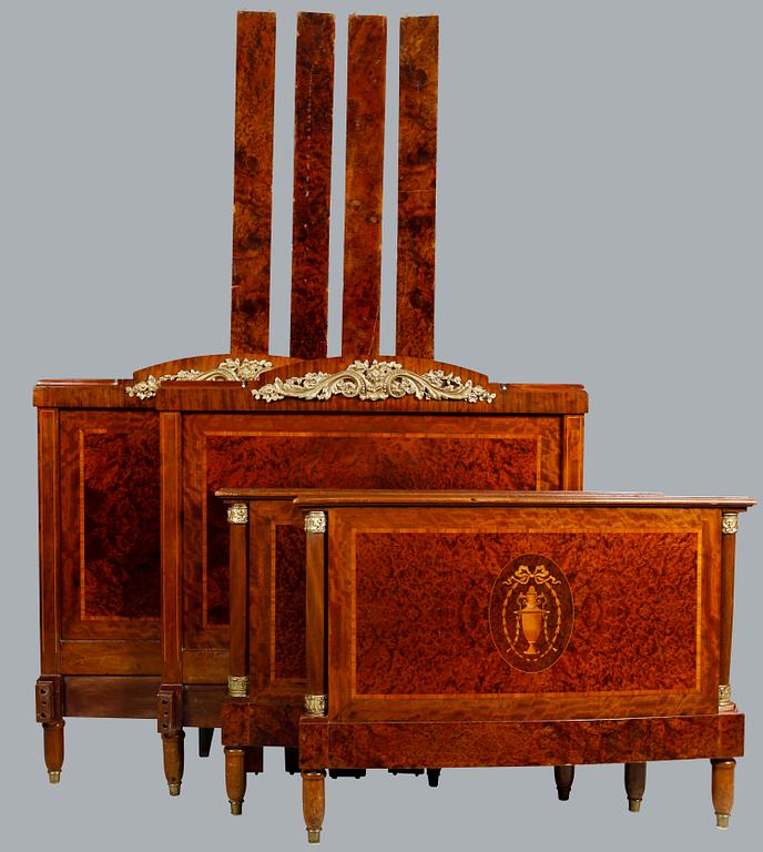 SÄNGAR, 1 par, gustaviansk stil, 1900-talets första hälft.