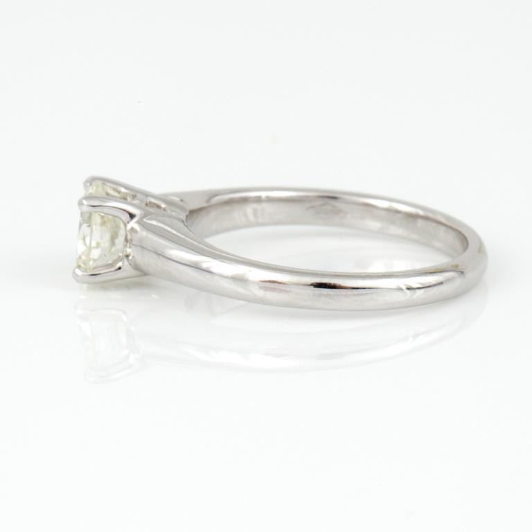RING, enstenring, 18K vitguld med briljantslipad diamant, 0,90 ct. Vikt 4,14 g.
