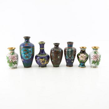 En samling med vaser och skålar samt rökelsekar cloisonné-arbeten Kina 1900-tal.