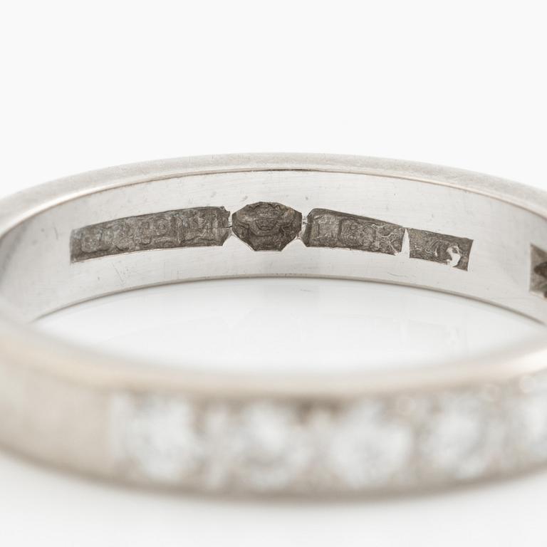 Rings, three pieces, gold, of which one set with brilliant-cut diamonds.