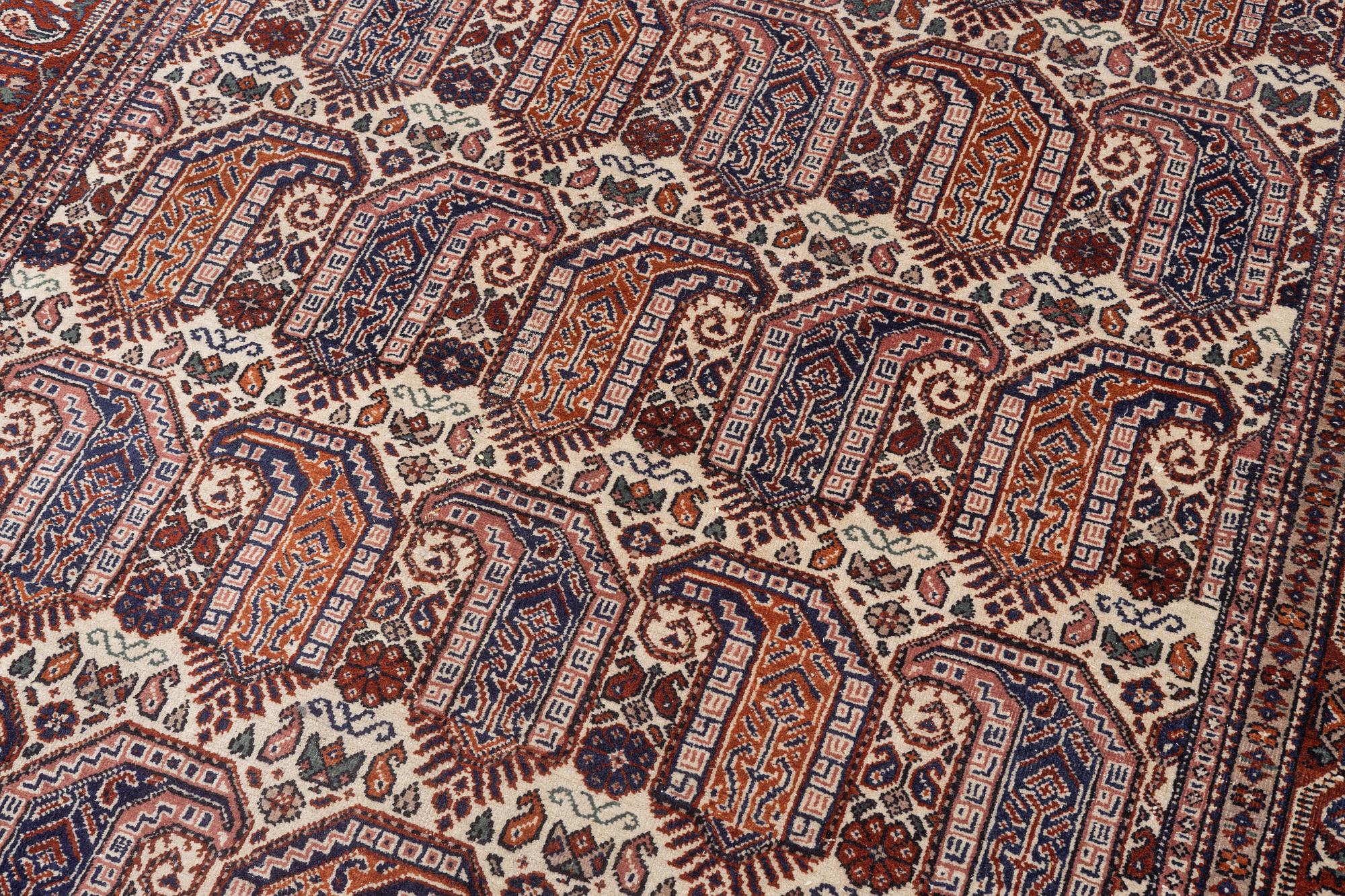 An oriental carpet, approx. 286 x 200 cm.
