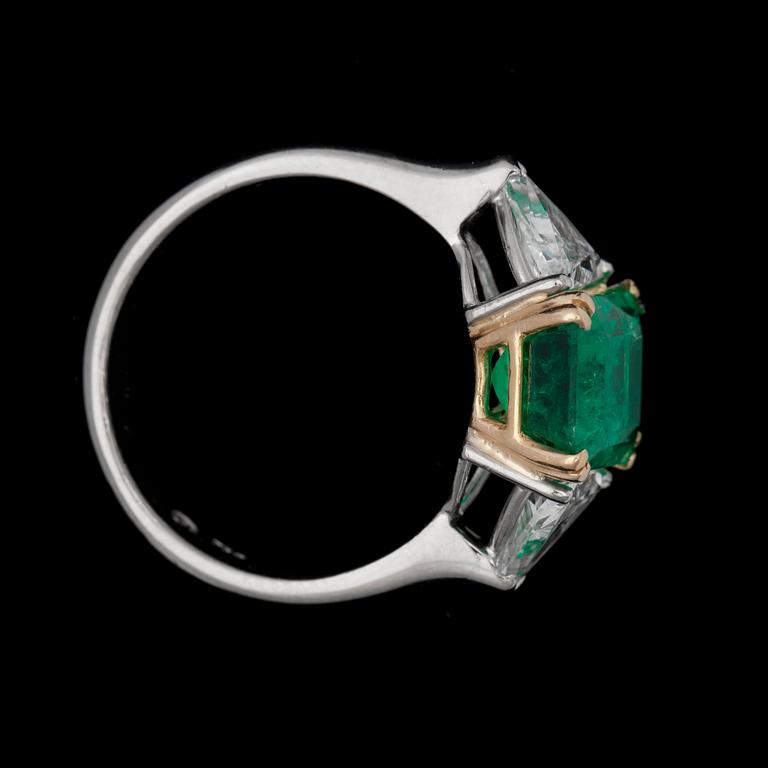 RING, Colombiansk, trappslipad smaragd, 3.02 ct och fasettslipade diamanter tot. ca 1.50 ct.