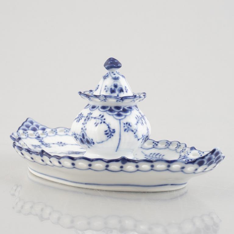 A "Blue fluted full lace" / "Musselmalet" ink stand, Royal Copenhagen, model 1064, 1893-1923.