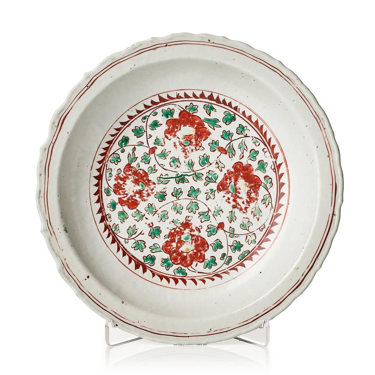 A wucai decorated dish, Ming dynasty, Wanli (1572-1620).