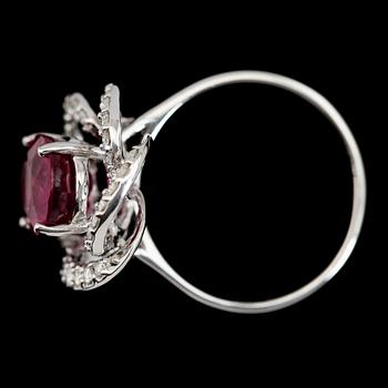 RING, 18K vitguld, rubin och briljantslipade diamanter.