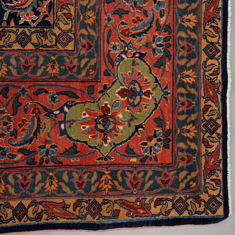 A carpet, semi-antique Feraghan probably, ca 459 x 286-292,5 cm.