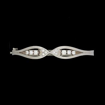 ARMRING, 18 k vitguld med briljantslipade diamanter ca 0,84 ct. Vikt ca 21 g.