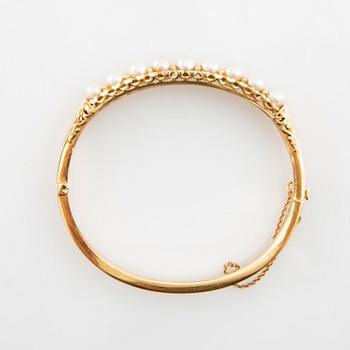 Bracelet 18K gold with cultured pearls.