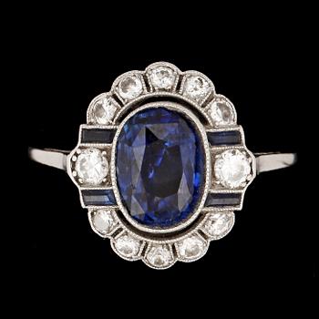 RING, platina med safir ca8,7x6,5mm och diamanter tot ca0,34ct. Europa, 1938. Vikt 3,8g.