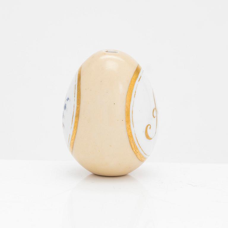 A Russian porcelain egg, presumably late 19th century.