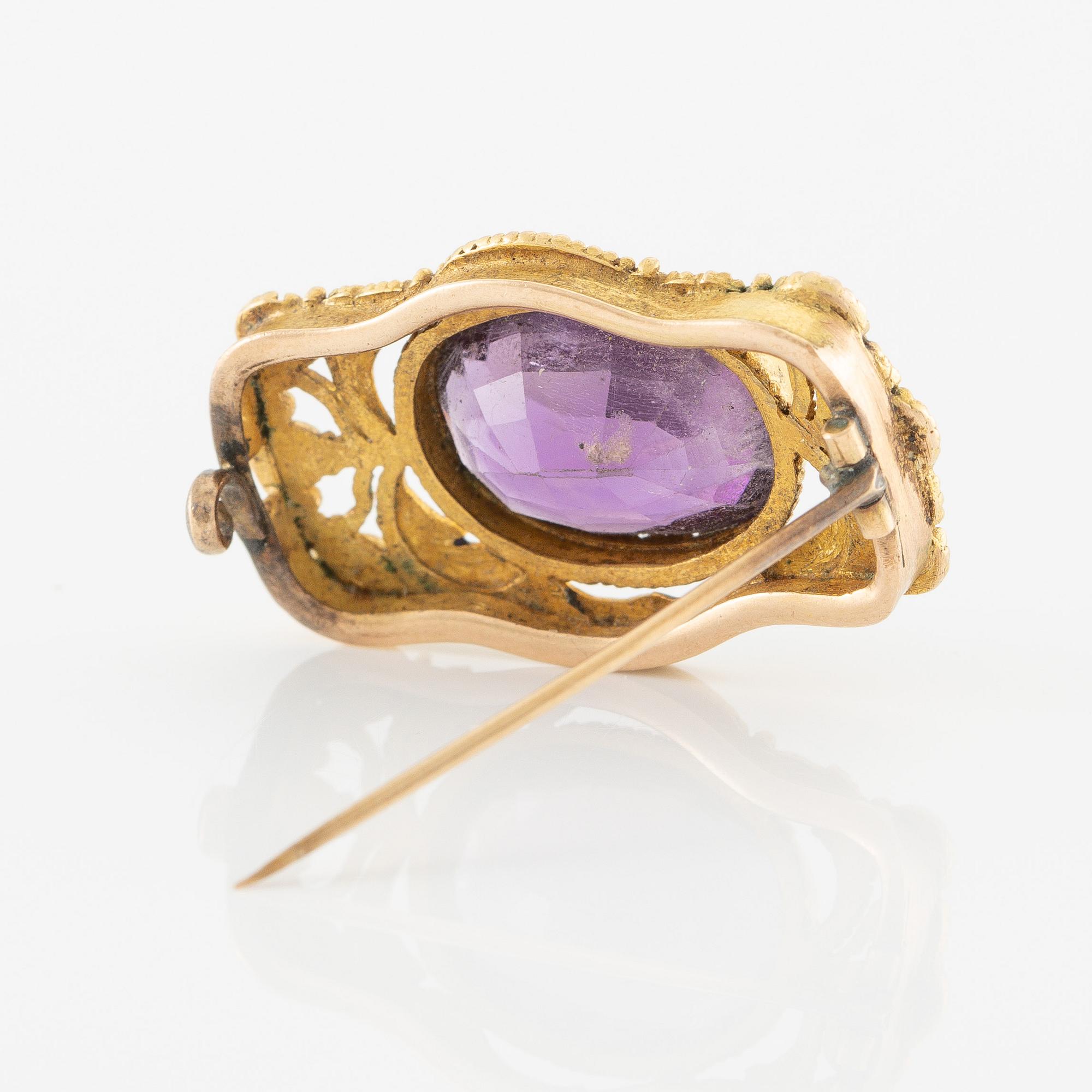 Brosch, 15K guld med ametist och emalj.