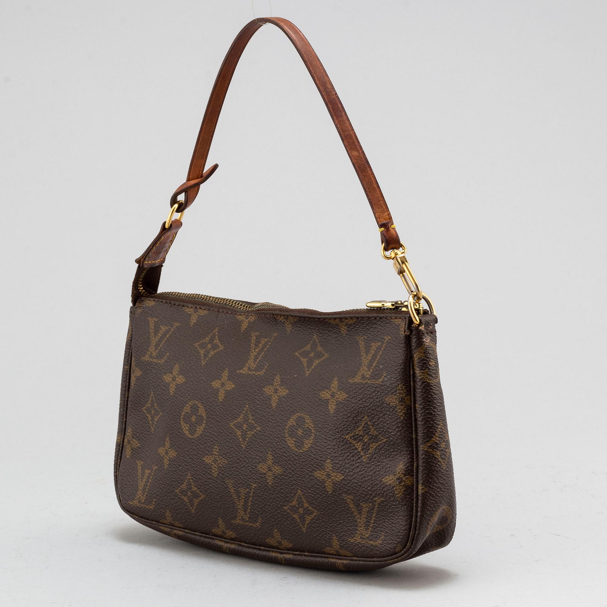 LOUIS VUITTON, a monogram 'Pochette' handbag.