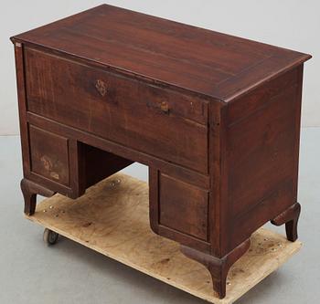 SIDEBOARD/SKÄNK, rokokostil, troligen delvis 1700-tal.