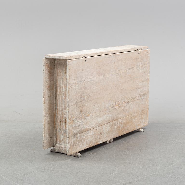 A painted gustavian gate-leg table, around the year 1800.