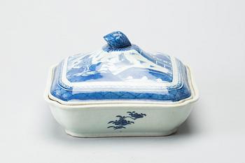 TERRIN MED LOCK, porslin, Kina, Qing dynastin, Jiaqing, (1796-1820).