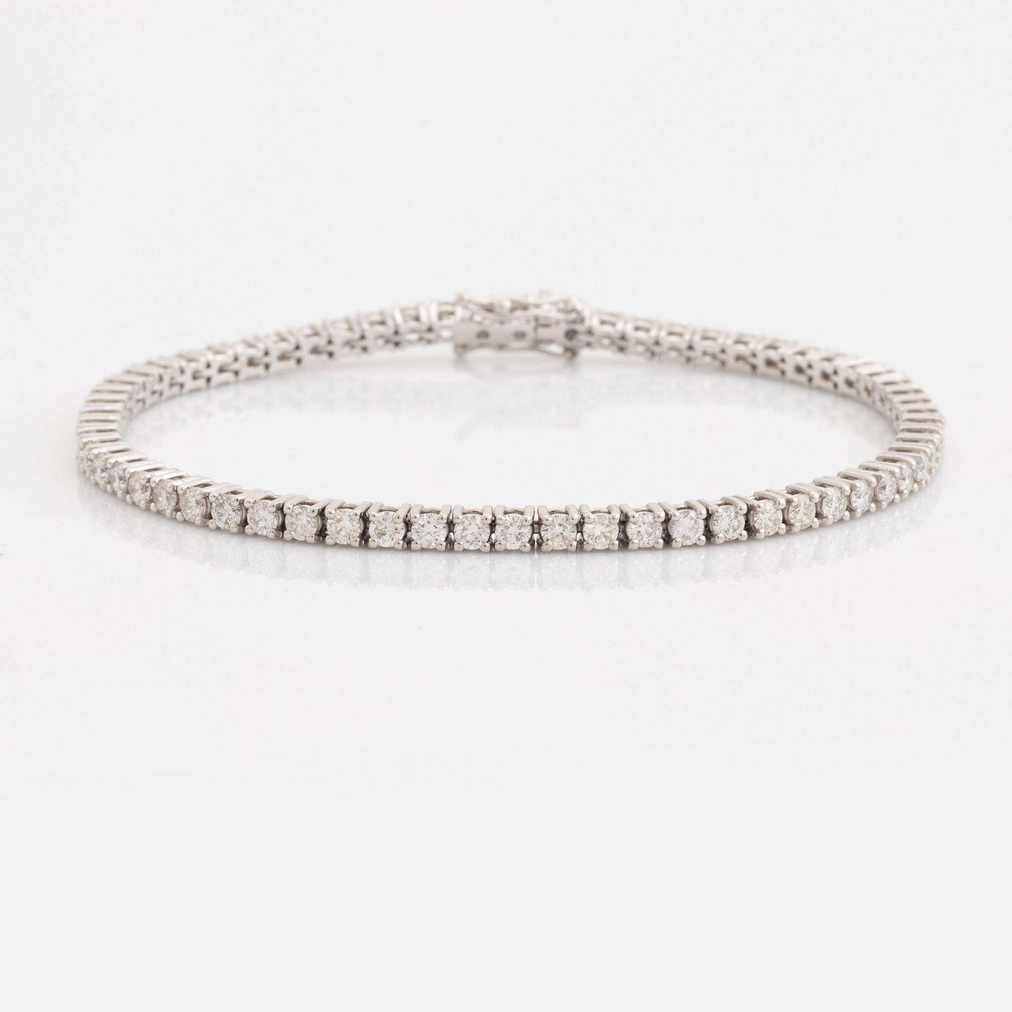 Tennisarmband med briljantslipade diamanter totalt ca 3,72 ct, med report HRD.