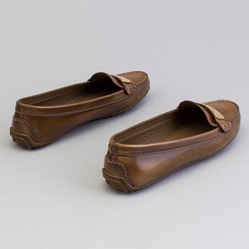 LOUIS VUITTON, a pair of leather loafers, size 36½.