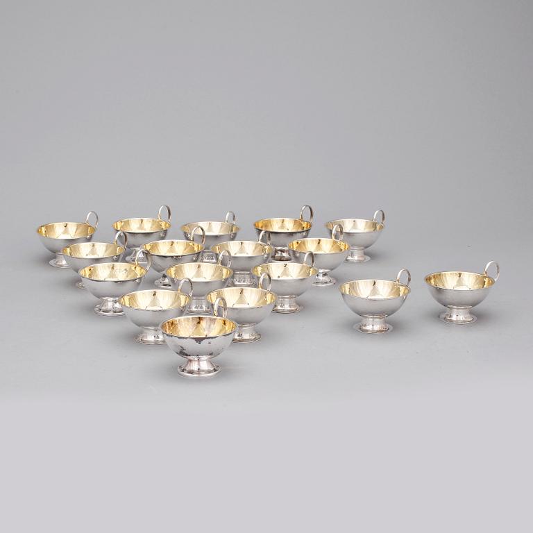 PUNCHMUGGAR, 17 st, silver GAB samt Cson, 1900-talets andra hälft / slut. Total vikt ca 606 g.