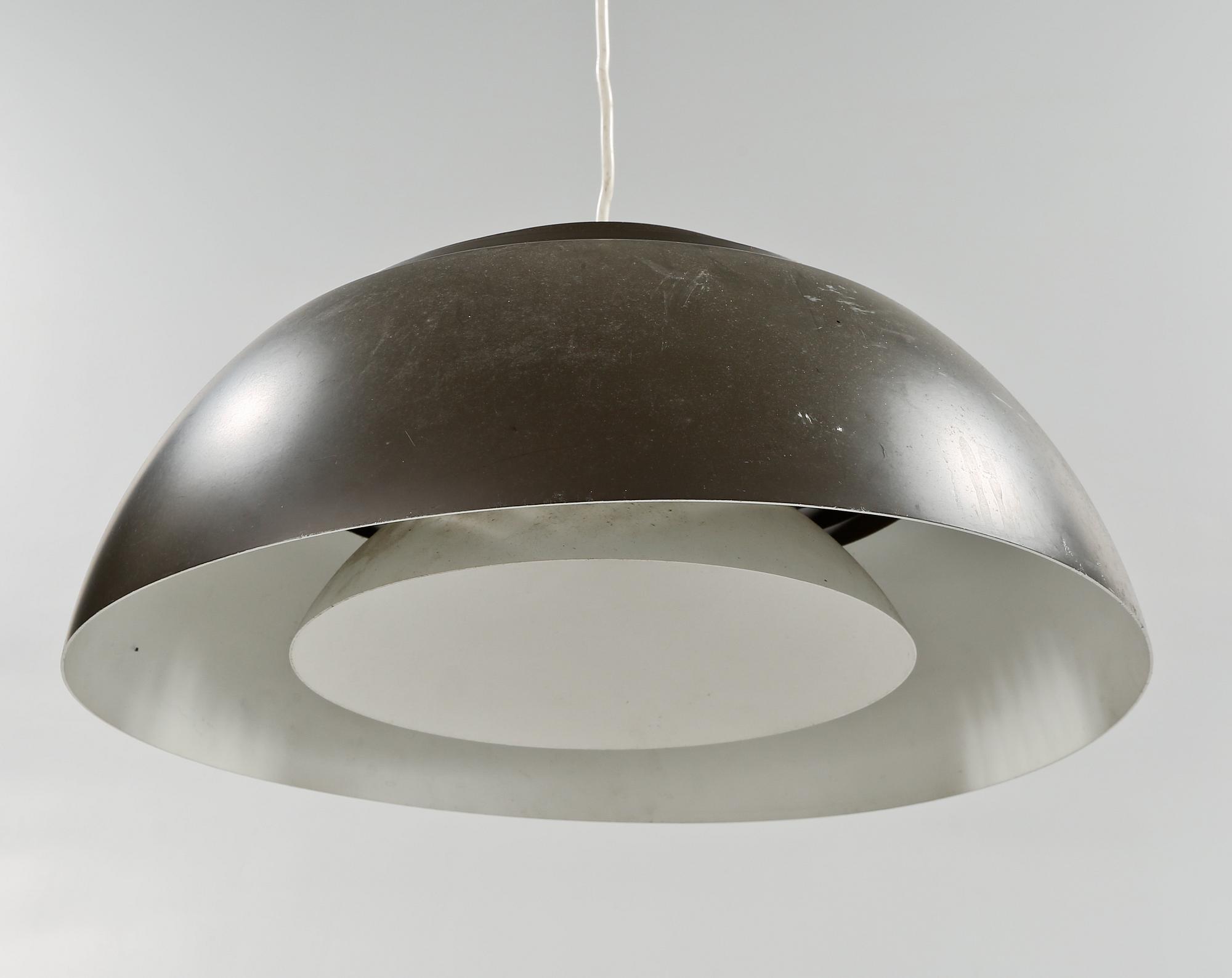 TAKLAMPA, "AJ Pendel", Arne Jacobsen för Louis Poulsen, 1900-talets andra hälft. Höjd ca 25 cm.