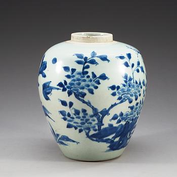 A blue and white Transitional jar, 17th Century.