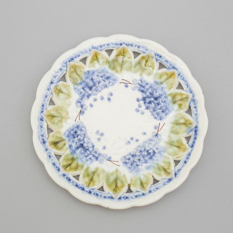 A 7 pcs porcelain service by Villeroy & Bosch, second half of the 19th century.