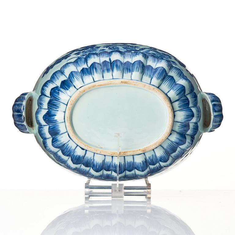 A Chinese tureen with cover, Qing dynasty, Qianlong (1736-95).