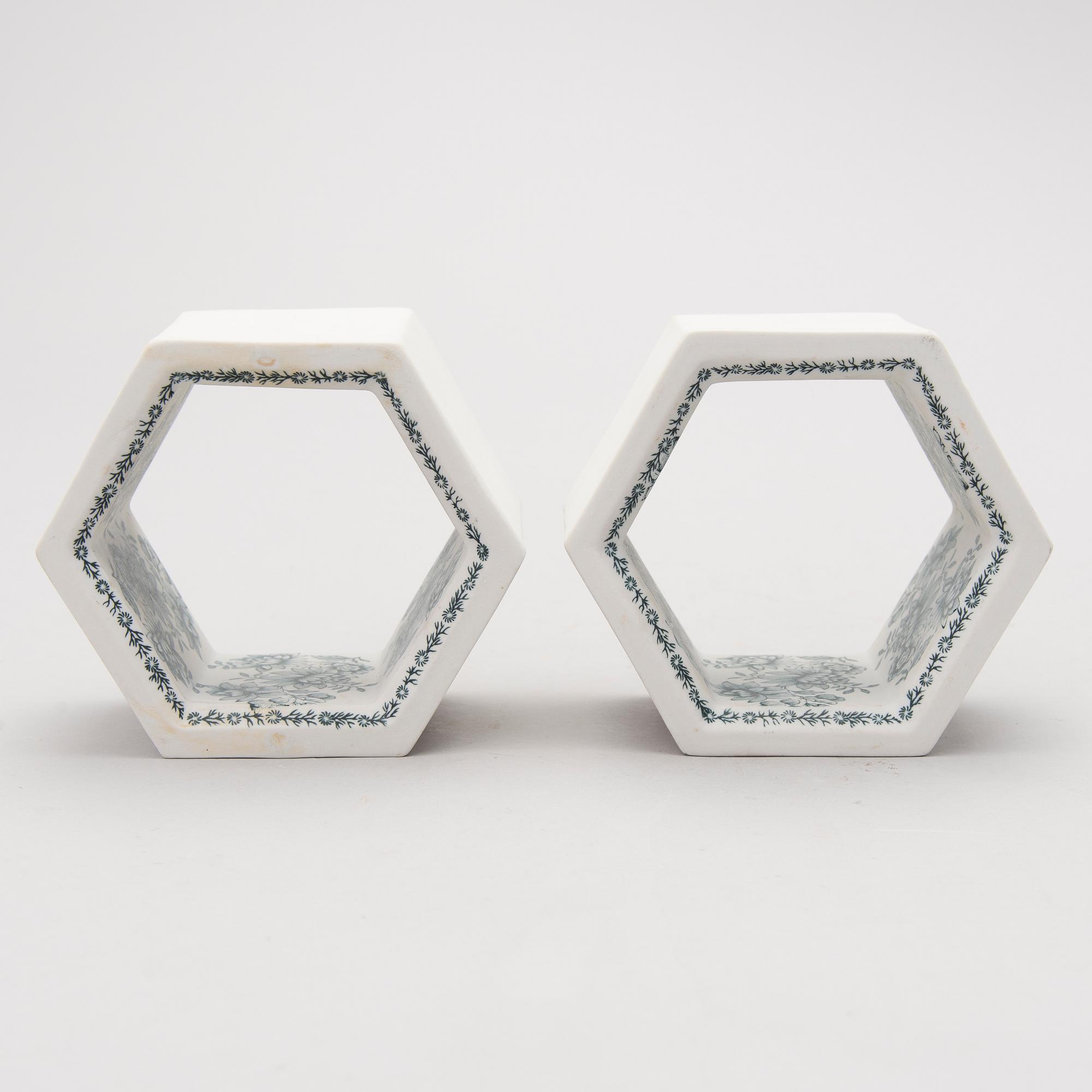 RUT BRYK, skulpturer, 2 st, "Hexagon tegel", Arabia, Finland 1960-tal.